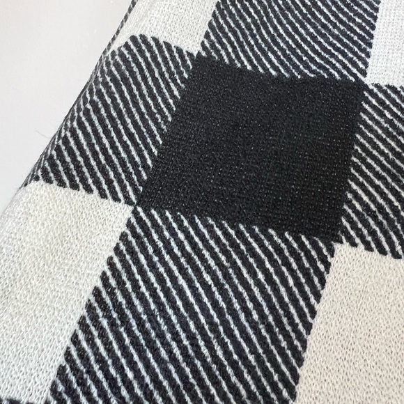 Black & White Buffalo Plaid V-Neck Top, Size Large - Picture 4 of 4